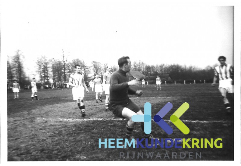 BHV- Lobithse Boys 24-03-1957 2-1 aanval op doel BHV